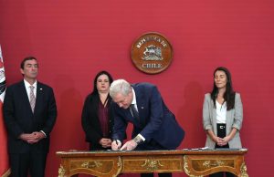 Kast firma proyectos de ley para combatir la violencia escolar