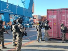 Aduana y Policía Marítima revisan carga donde se ocultaba contrabando de barras de acero