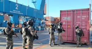 Aduana y Policía Marítima revisan carga donde se ocultaba contrabando de barras de acero