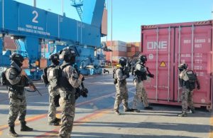 Aduana y Policía Marítima revisan carga donde se ocultaba contrabando de barras de acero