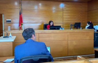 Ordenan arraigo y firma mensual a abogada y secretaria de estudio jurídico por asociación delictiva