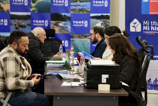 Municipio de Tomé y Bienes Nacionales impulsan regularización de terrenos para familias afectadas por incendio en Punta de Parra