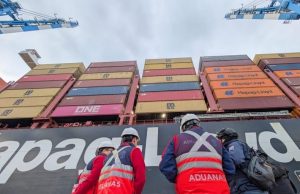 Aduanas y Armada realizan operativo de fiscalización en buque mercante en puerto de San Vicente