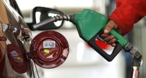 Confirman caída en precio de combustibles desde este jueves: gasolina bajará hasta 106 pesos por litro