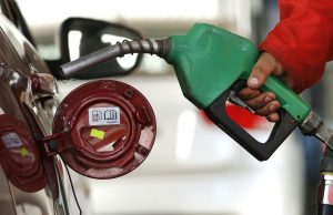 Confirman caída en precio de combustibles desde este jueves: gasolina bajará hasta 106 pesos por litro