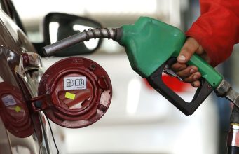 Confirman caída en precio de combustibles desde este jueves: gasolina bajará hasta 106 pesos por litro