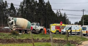 Dos personas mueren tras violenta colisión frontal entre camión y camioneta en Los Álamos