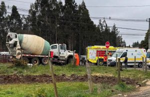 Dos personas mueren tras violenta colisión frontal entre camión y camioneta en Los Álamos