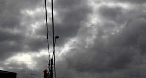 Más de 33 mil clientes se mantienen sin energía eléctrica por sistema frontal en Biobío