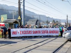 Protestan para exigir a EFE respuestas por obras de Santa Sofía y apertura del cruce Pinares en Chiguayante