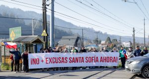 Protestan para exigir a EFE respuestas por obras de Santa Sofía y apertura del cruce Pinares en Chiguayante