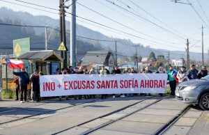 Protestan para exigir a EFE respuestas por obras de Santa Sofía y apertura del cruce Pinares en Chiguayante