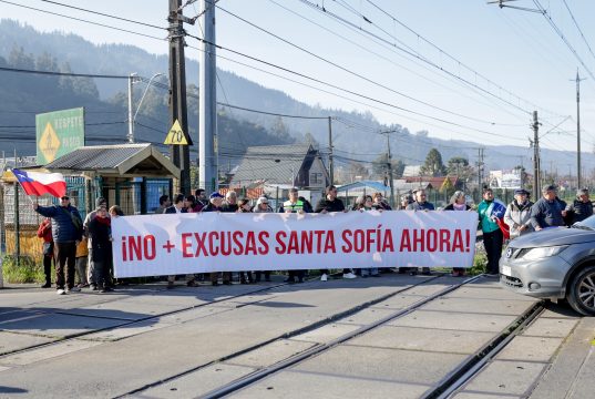 Protestan para exigir a EFE respuestas por obras de Santa Sofía y apertura del cruce Pinares en Chiguayante