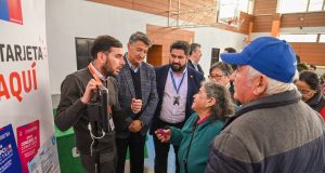 Adultos mayores de Chiguayante reciben tarjetas para nuevo sistema de recaudo electrónico