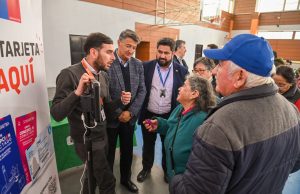 Adultos mayores de Chiguayante reciben tarjetas para nuevo sistema de recaudo electrónico