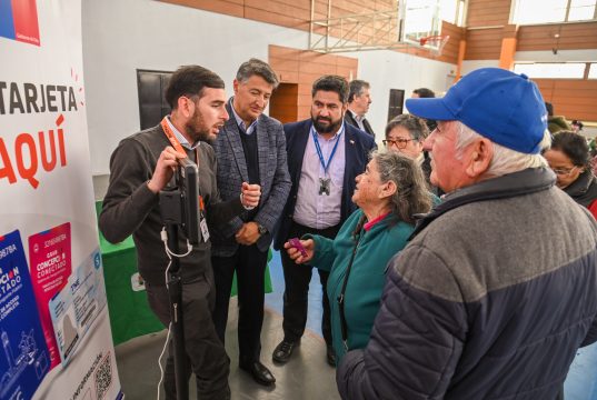 Adultos mayores de Chiguayante reciben tarjetas para nuevo sistema de recaudo electrónico