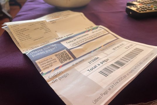 Gobierno elimina horario punta en cobro de luz para pymes y empresas