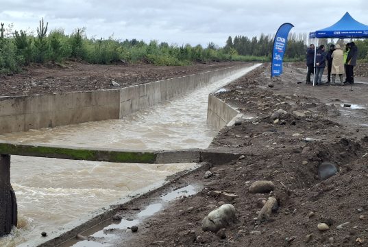 Fortalecen la seguridad hídrica de más de 4.700 hectáreas con obras en el Canal Biobío Norte en Los Ángeles