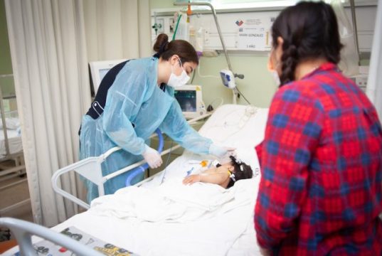 Minsal alerta por peak de hospitalizaciones pediátricas respiratorias y llama a reforzar la vacunación