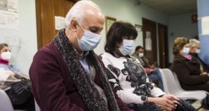 Minsal extiende hasta fines de septiembre el uso obligatorio de mascarillas en servicios de urgencia