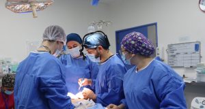 Hospital San José de Coronel realiza primera reconstrucción mamaria tras años de espera de paciente