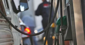 Anuncian fuerte alza de casi 40 pesos por litro en el valor de las bencinas