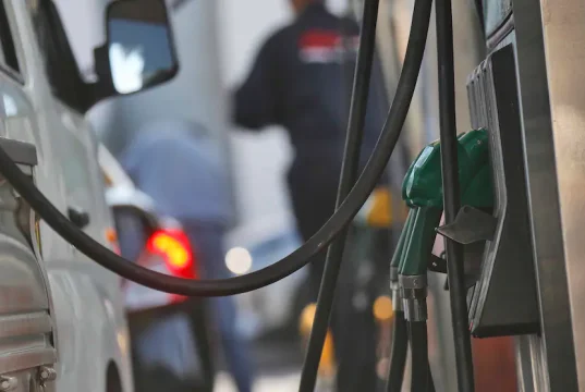 Anuncian fuerte alza de casi 40 pesos por litro en el valor de las bencinas