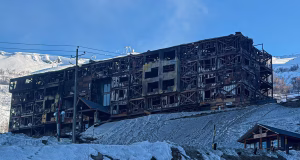 Declaran pérdida completa de Hotel Alto Nevados y comienza investigación para determinar su origen