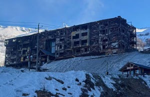 Declaran pérdida completa de Hotel Alto Nevados y comienza investigación para determinar su origen