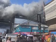 Incendio afecta a la Casa de la Cultura y locales comerciales en pleno centro de Coronel