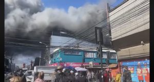 Incendio afecta a la Casa de la Cultura y locales comerciales en pleno centro de Coronel