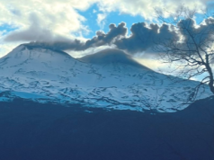 Nuevo pulso en Nevados de Chillán genera columna de 900 metros y expulsa material piroclástico
