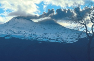 Nuevo pulso en Nevados de Chillán genera columna de 900 metros y expulsa material piroclástico