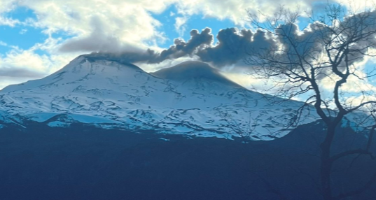 Nuevo pulso en Nevados de Chillán genera columna de 900 metros y expulsa material piroclástico