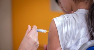 Vacunación escolar en Biobío alcanza un 76% de avance a dos meses de iniciada la campaña