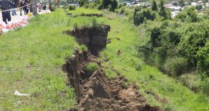 Anuncian relocalización de 40 familias en Villa Mirador de Arauco por riesgos en el terreno