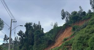 Derrumbe de cerro bloquea carretera Fernando Maira en Lota