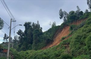 Derrumbe de cerro bloquea carretera Fernando Maira en Lota