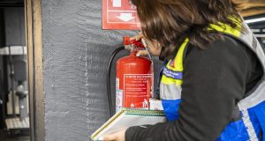 Autoridad sanitaria fiscaliza gimnasios en Biobío y abre sumario por deficiencias en vías de evacuación