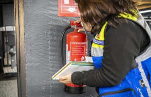 Autoridad sanitaria fiscaliza gimnasios en Biobío y abre sumario por deficiencias en vías de evacuación