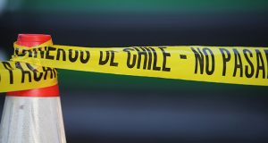 Hombre muere atropellado por automóvil que volcó en Coronel: caminaba junto a sus dos hijos