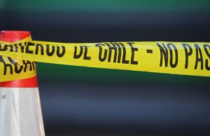 Hombre muere atropellado por automóvil que volcó en Coronel: caminaba junto a sus dos hijos