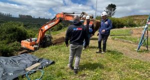 Inician trabajos para contener socavón que amenaza viviendas en Villa El Mirador de Arauco